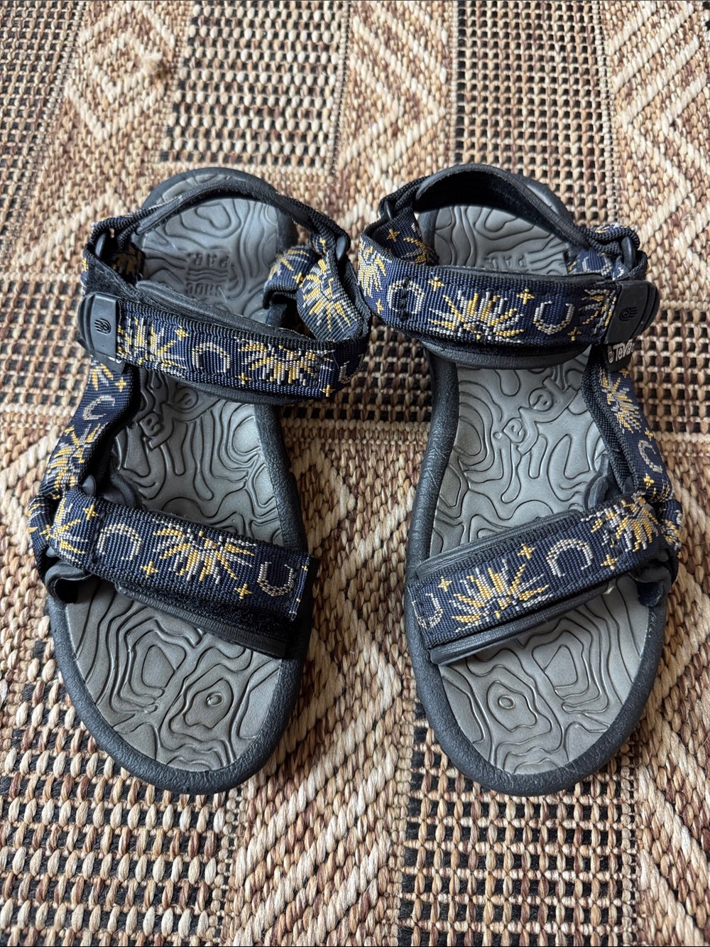 TEVAS Sun and Moon Print Sandals Women’s Size 8